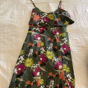Green silk banana republic dress. Never worn. Fits more like an 8.